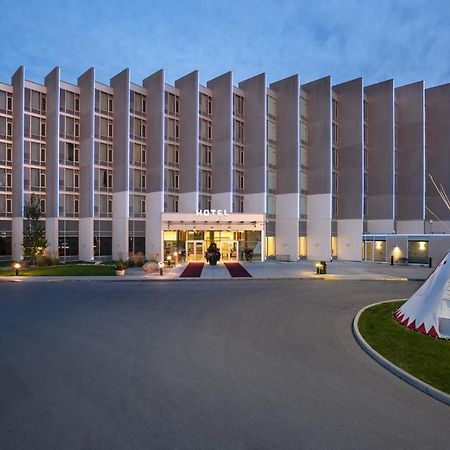 Grey Eagle Resort Calgary Bagian luar foto