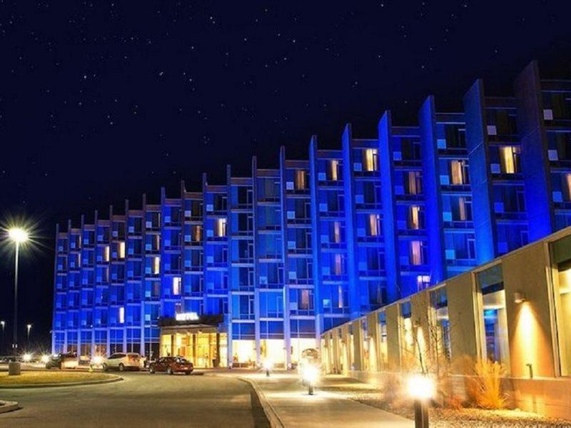 Grey Eagle Resort Calgary Bagian luar foto