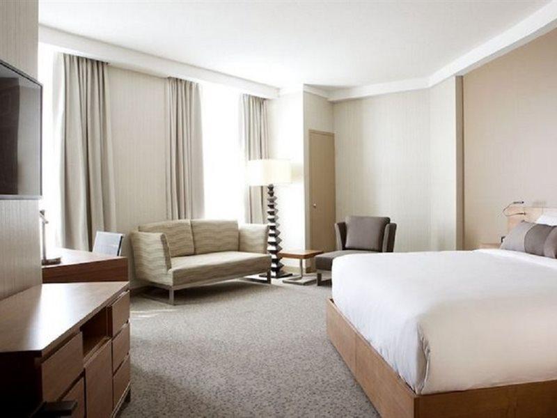 Grey Eagle Resort Calgary Bagian luar foto