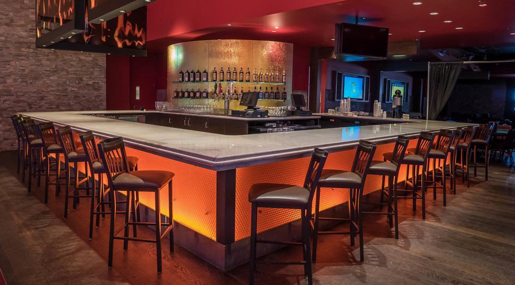 Grey Eagle Resort Calgary Bagian luar foto