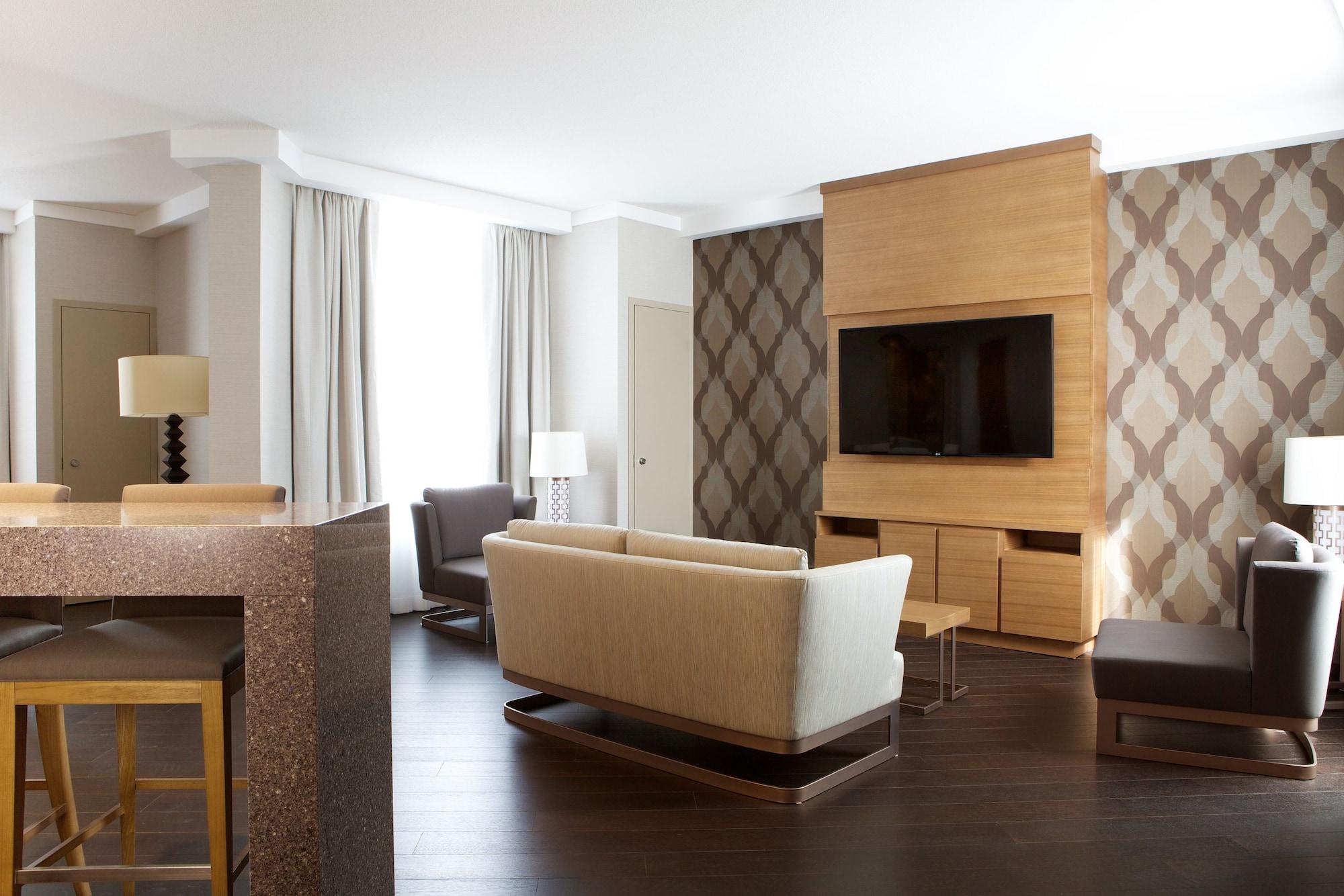 Grey Eagle Resort Calgary Bagian luar foto