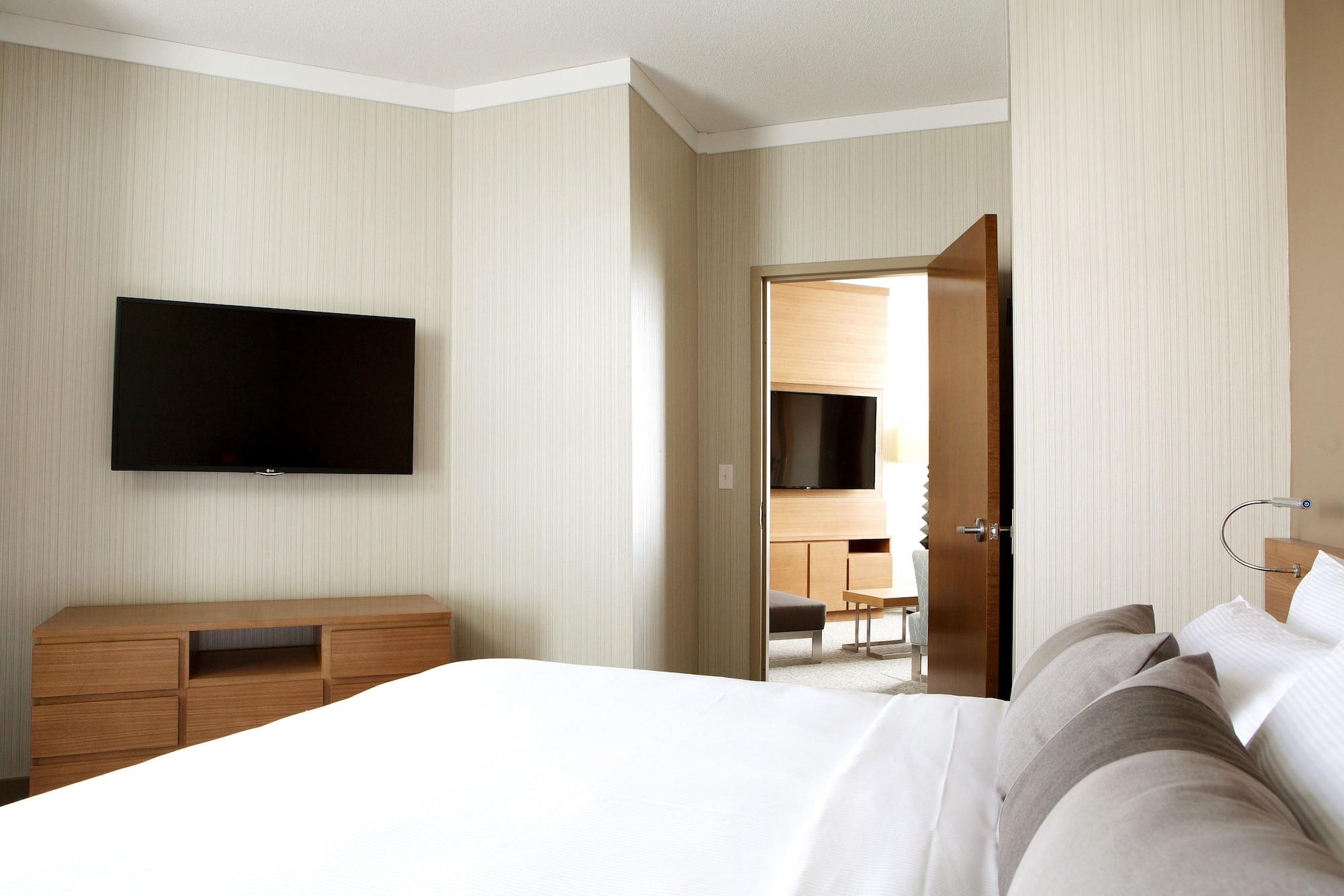 Grey Eagle Resort Calgary Bagian luar foto