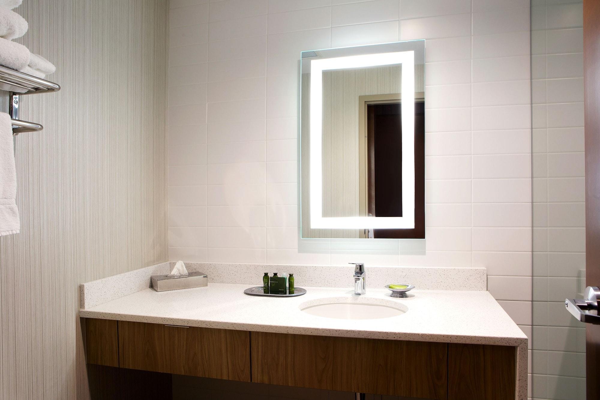 Grey Eagle Resort Calgary Bagian luar foto