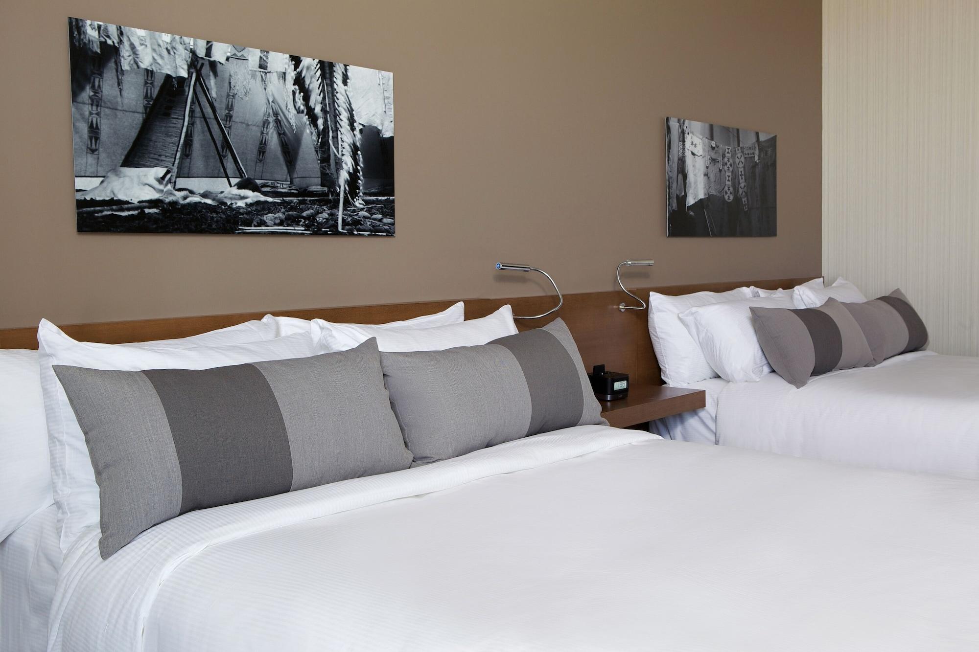 Grey Eagle Resort Calgary Bagian luar foto