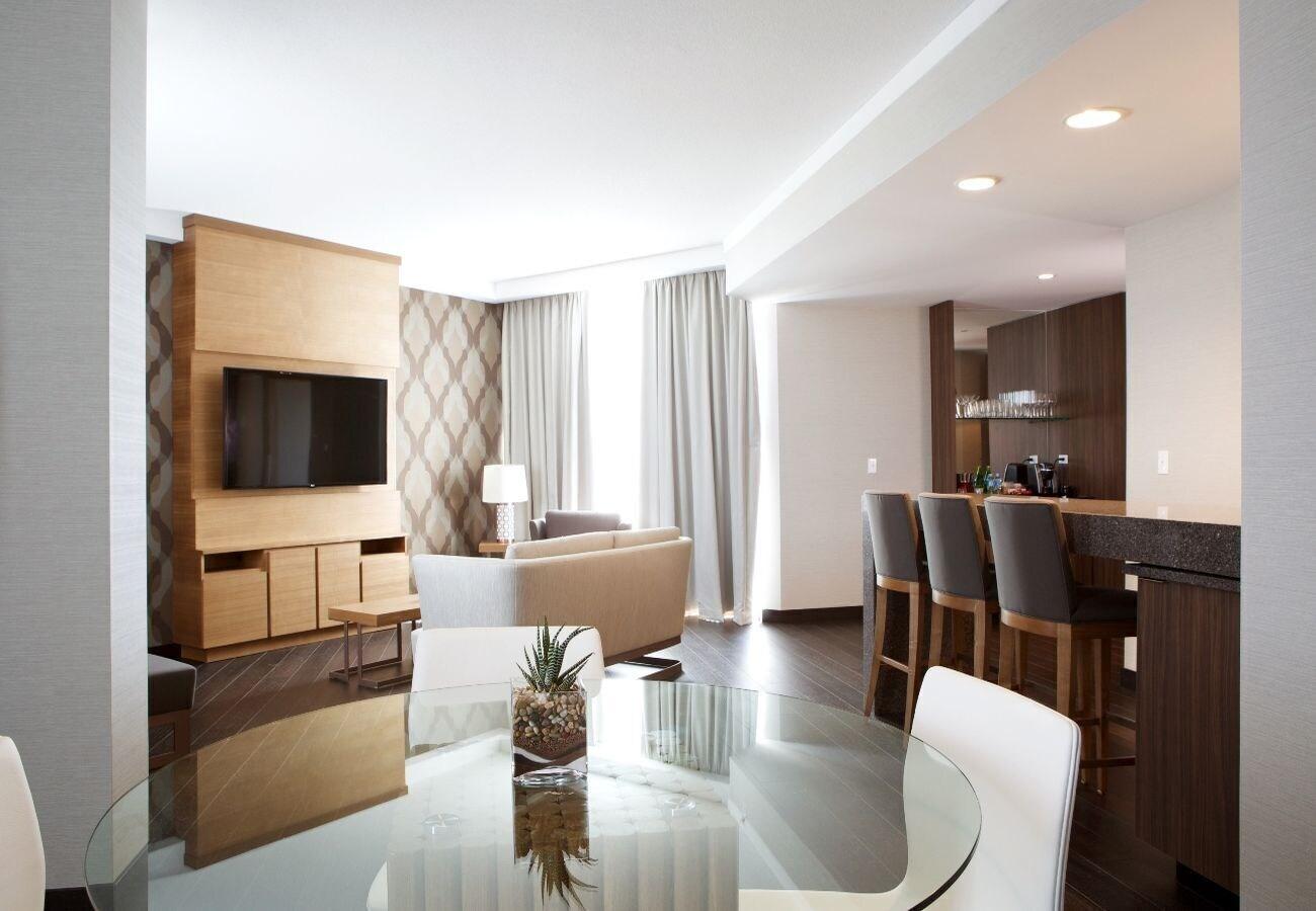 Grey Eagle Resort Calgary Bagian luar foto