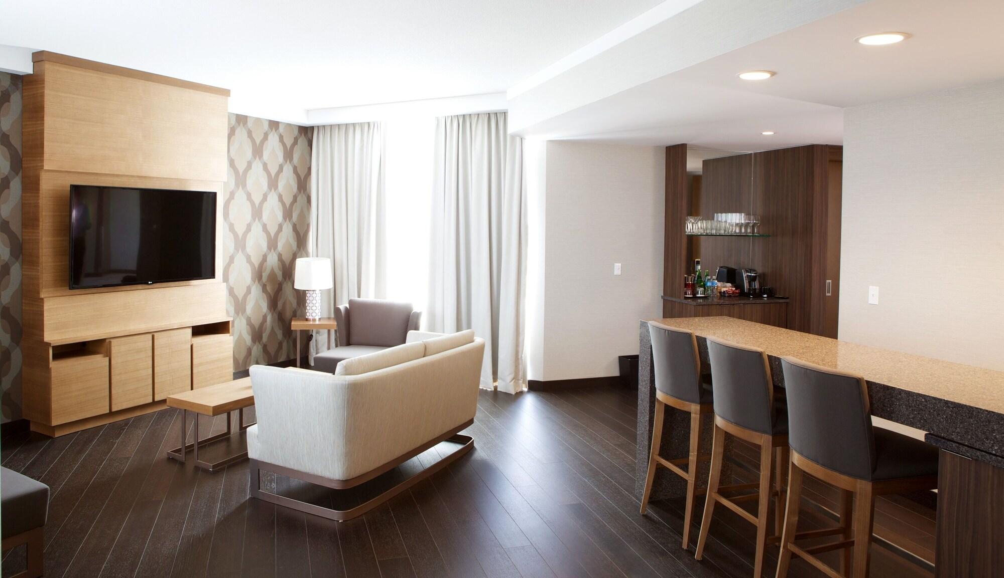 Grey Eagle Resort Calgary Bagian luar foto