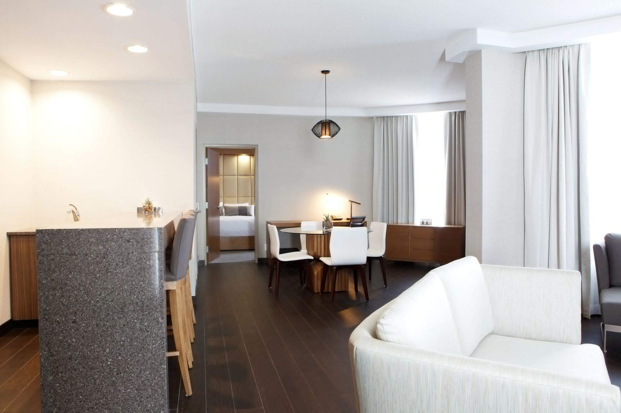 Grey Eagle Resort Calgary Bagian luar foto