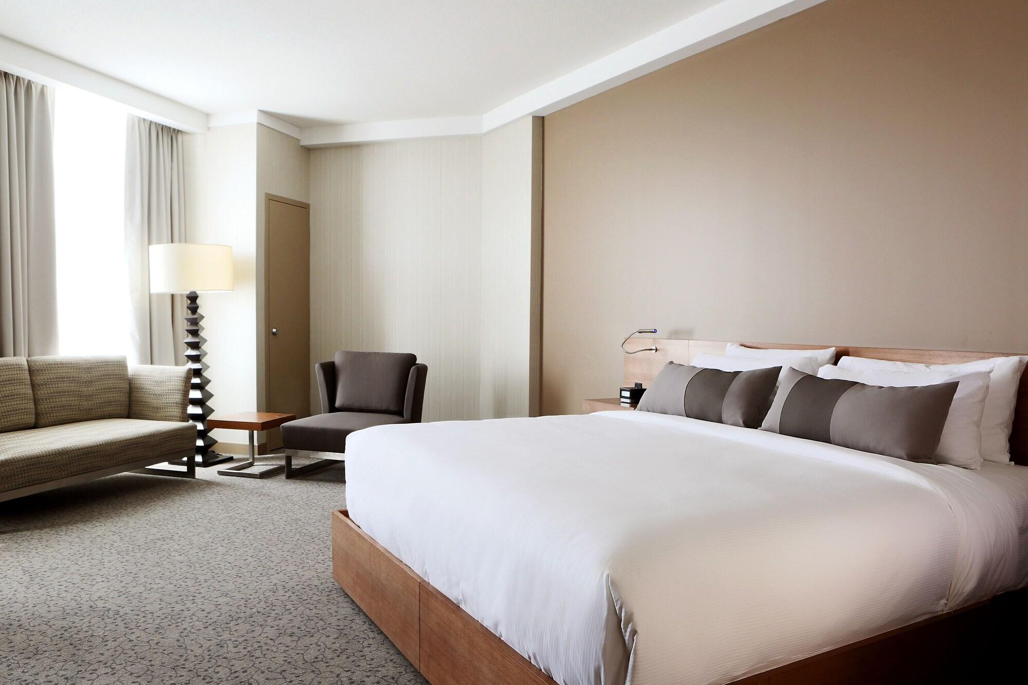 Grey Eagle Resort Calgary Bagian luar foto