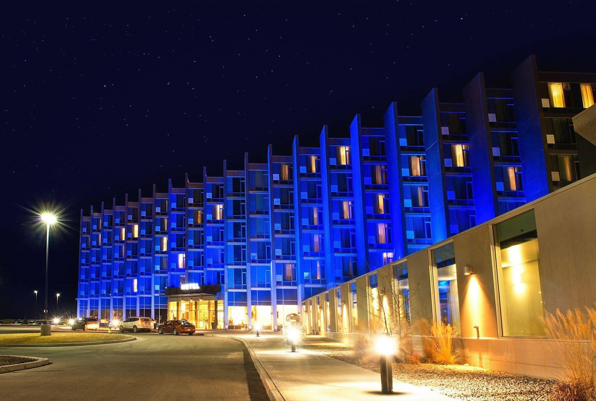 Grey Eagle Resort Calgary Bagian luar foto