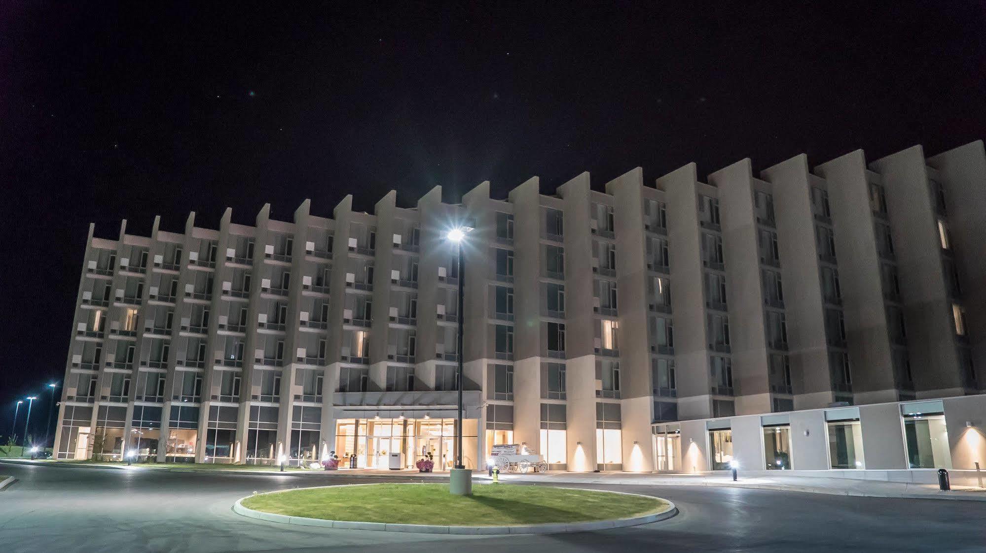 Grey Eagle Resort Calgary Bagian luar foto
