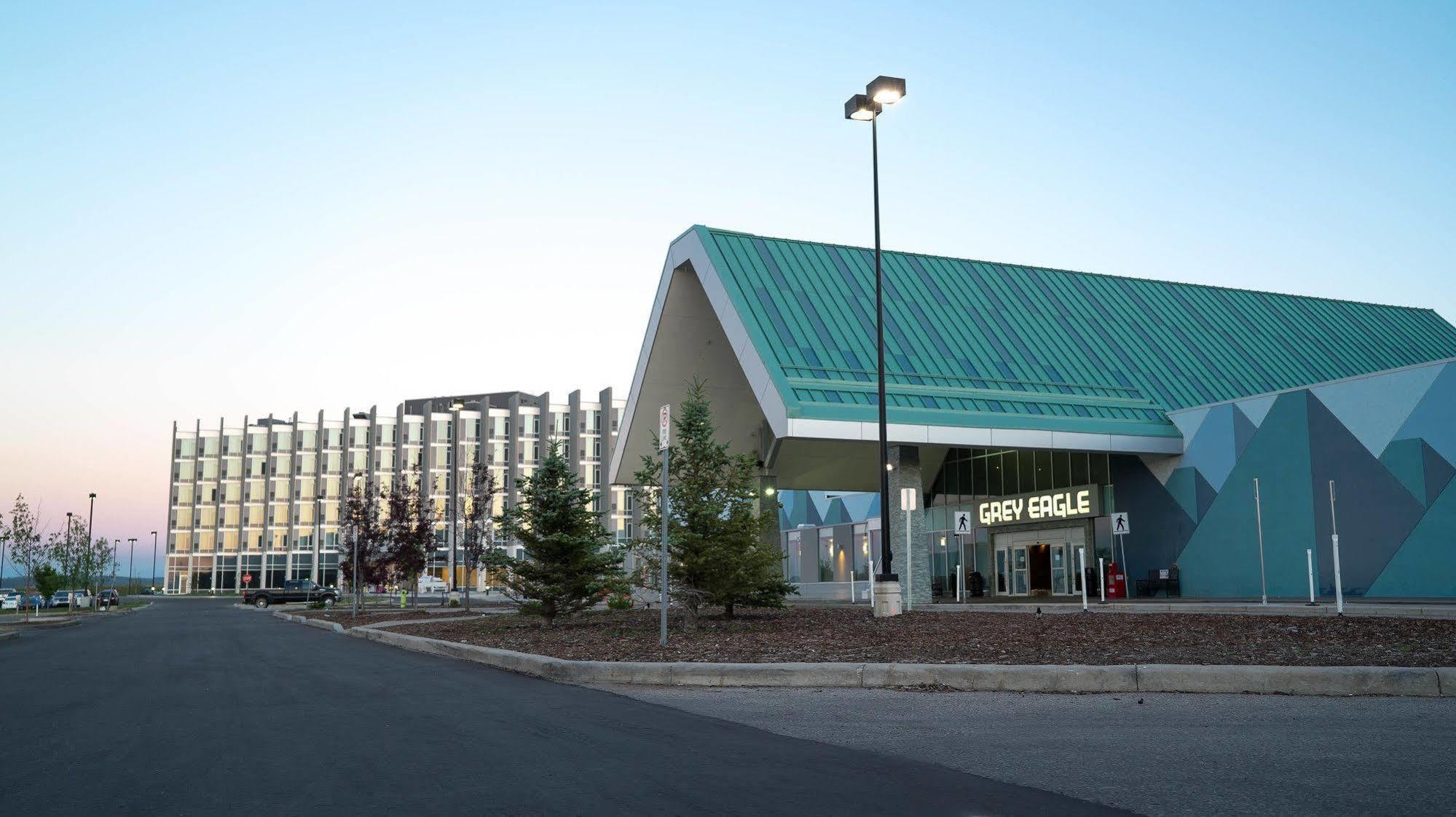 Grey Eagle Resort Calgary Bagian luar foto
