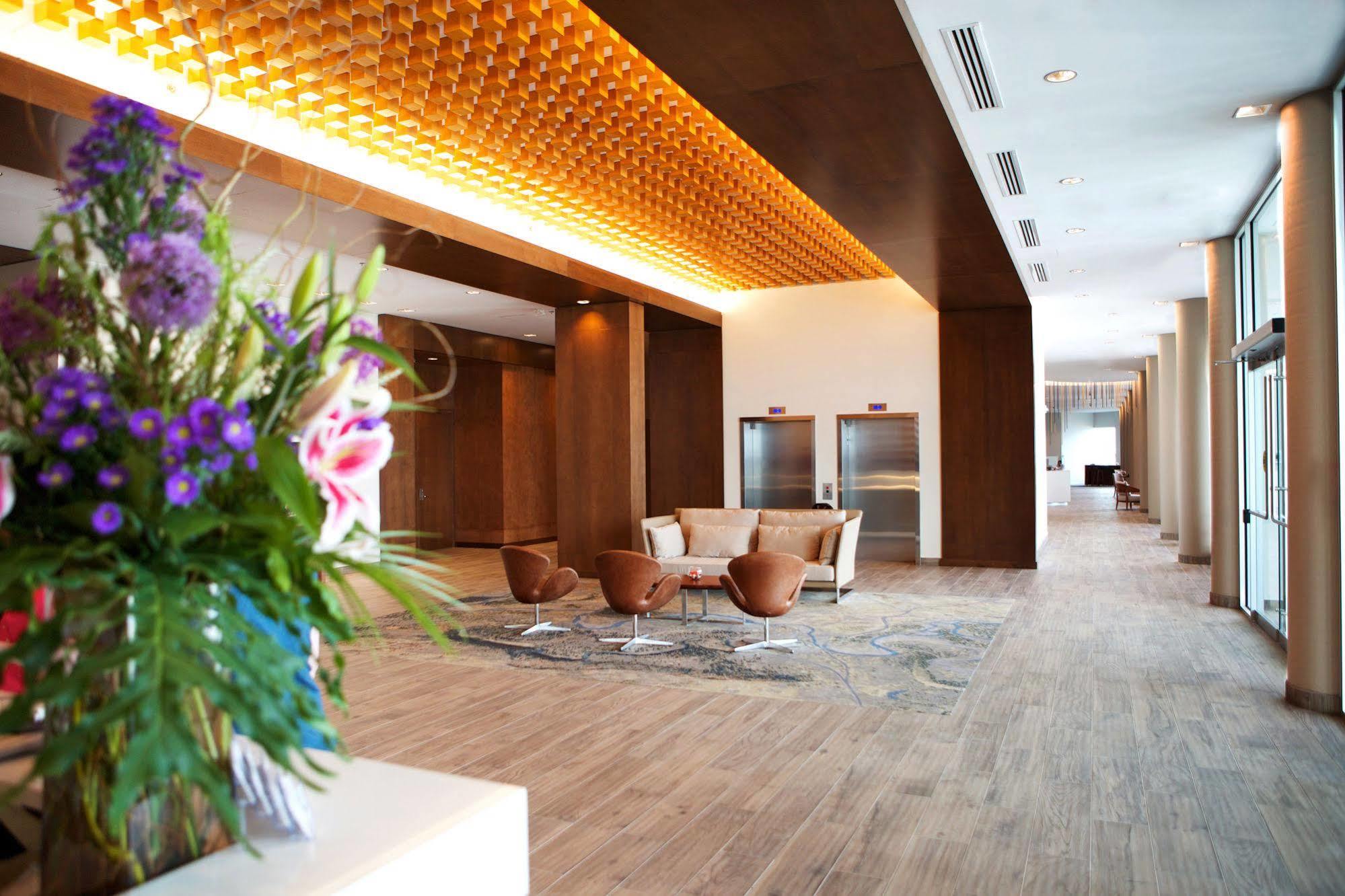 Grey Eagle Resort Calgary Bagian luar foto