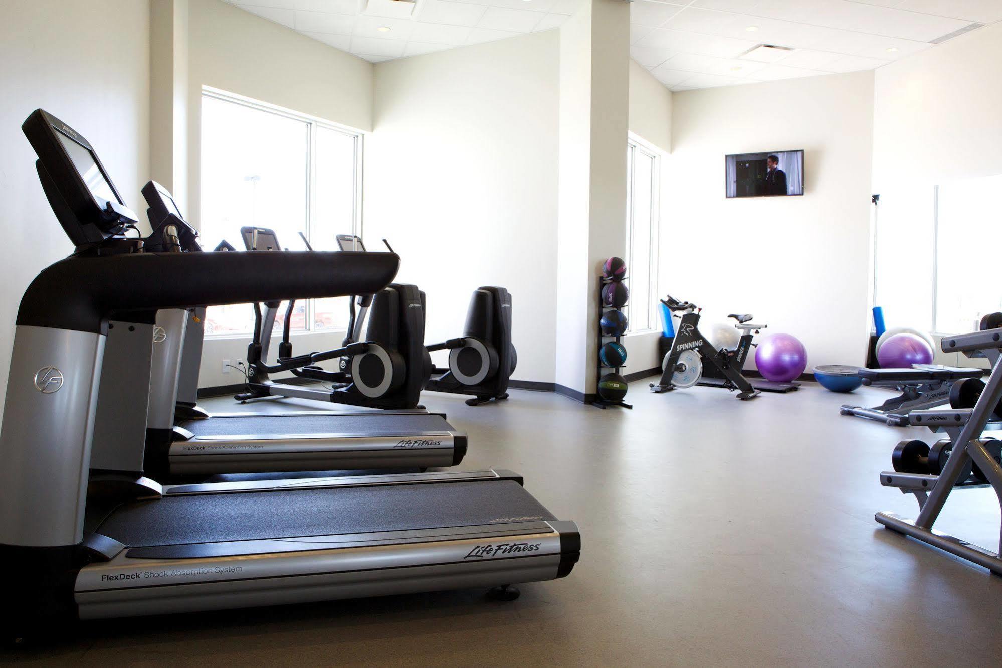 Grey Eagle Resort Calgary Bagian luar foto