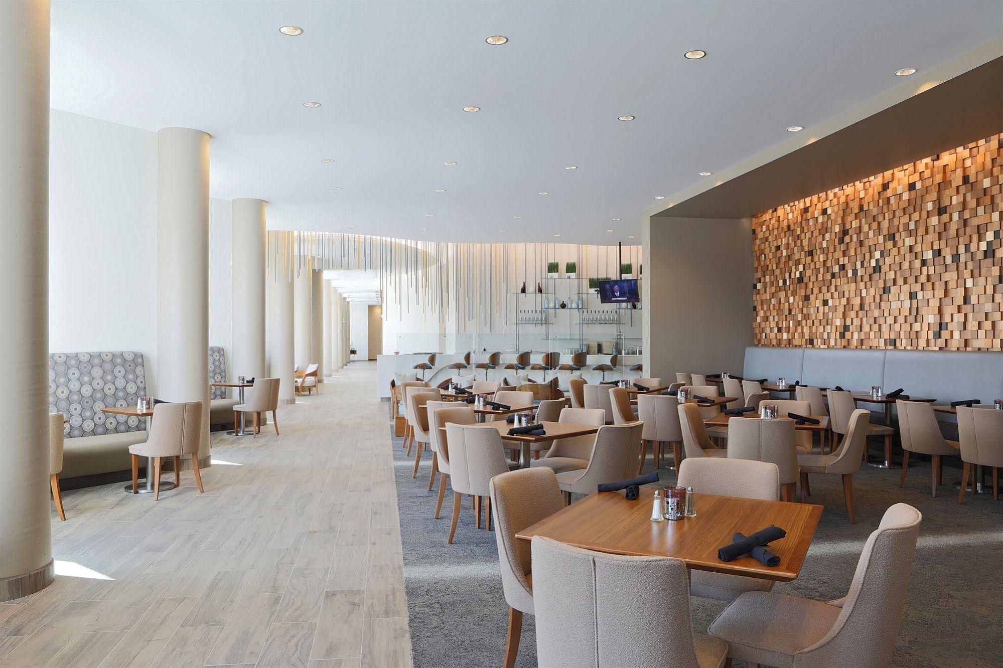 Grey Eagle Resort Calgary Bagian luar foto