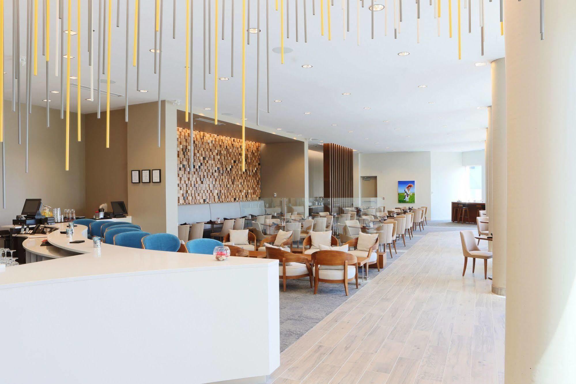 Grey Eagle Resort Calgary Bagian luar foto