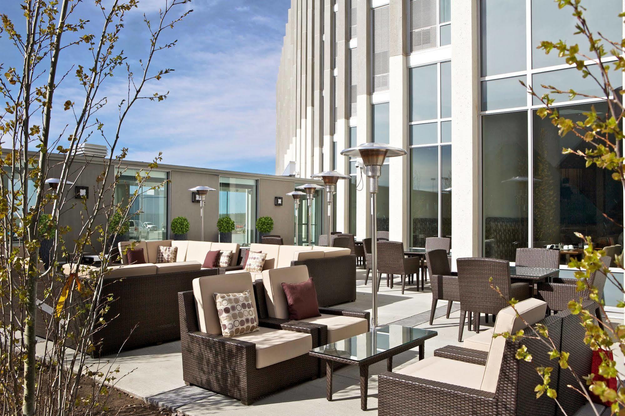Grey Eagle Resort Calgary Bagian luar foto