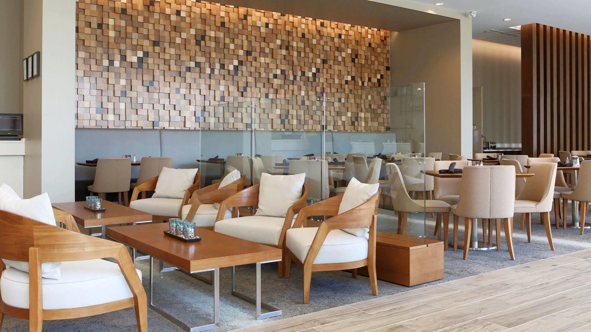 Grey Eagle Resort Calgary Bagian luar foto