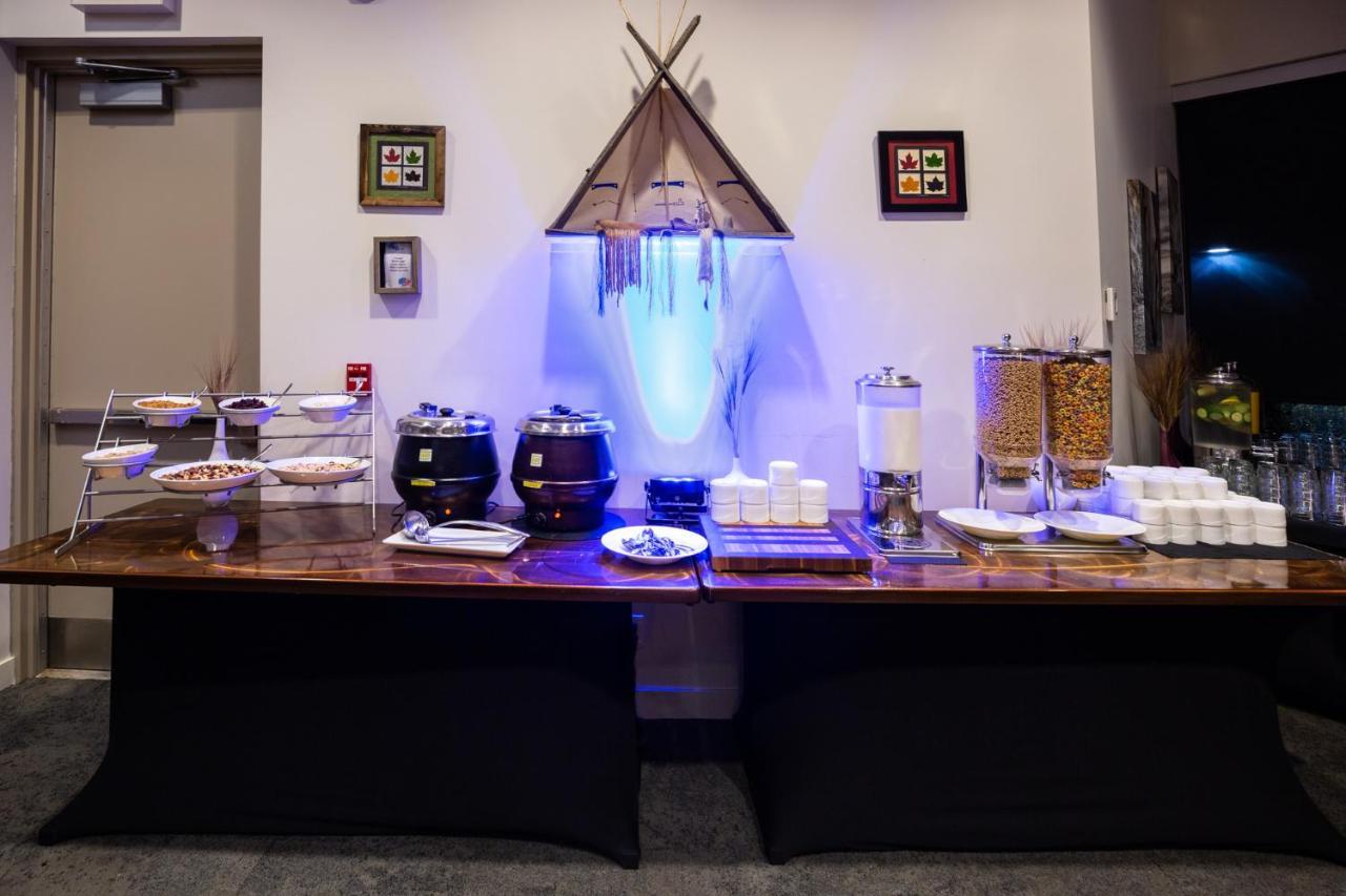 Grey Eagle Resort Calgary Bagian luar foto