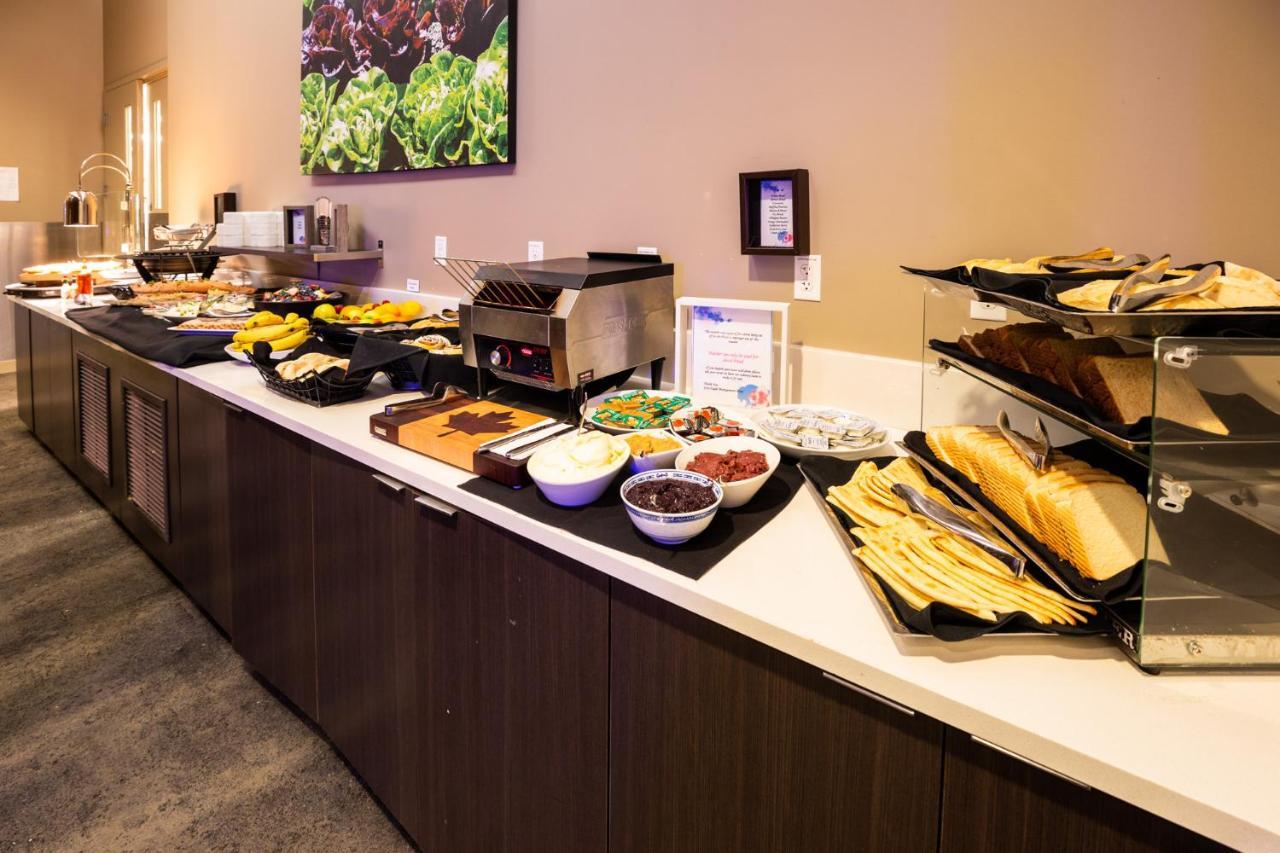 Grey Eagle Resort Calgary Bagian luar foto