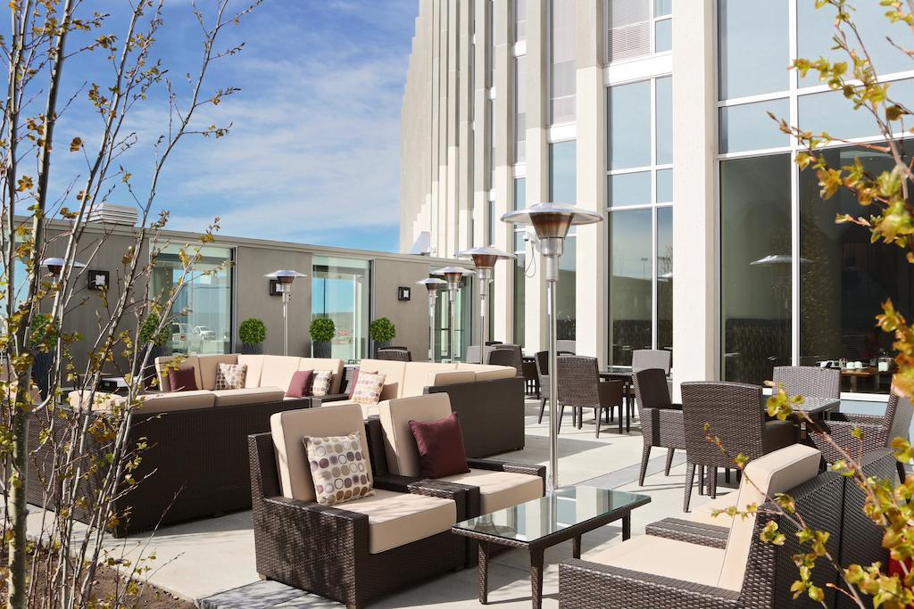 Grey Eagle Resort Calgary Bagian luar foto