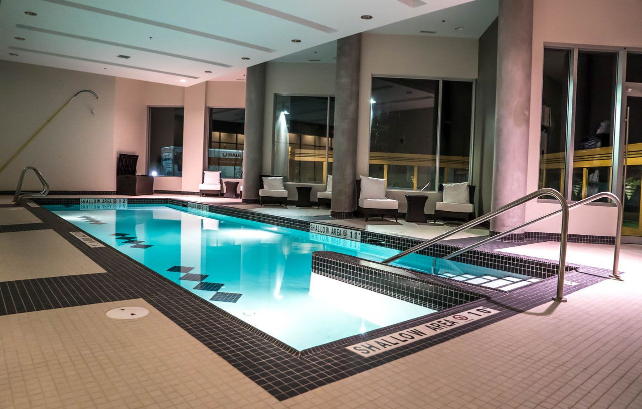 Grey Eagle Resort Calgary Bagian luar foto